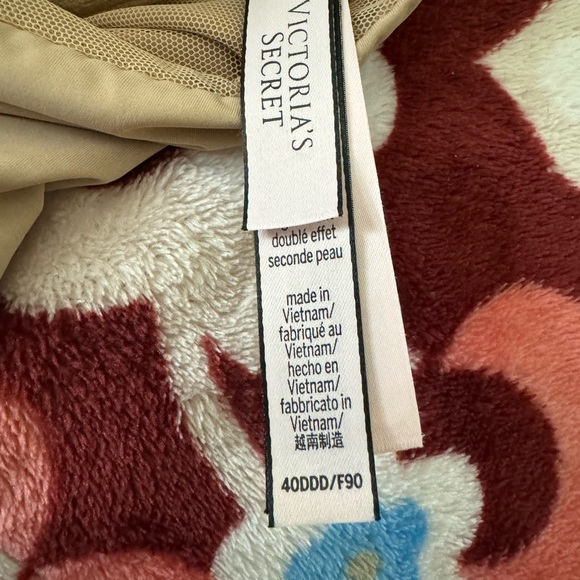 2 vs pink front close bras - Picture 4 of 7